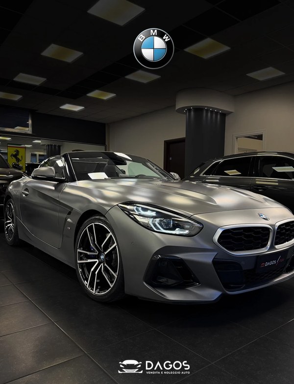 BMW Z4 grigio opaco nello showroom DAGOS
